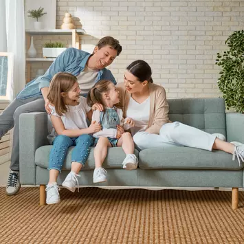 Eine Glückliche Familie bestehen aus zwei Töchtern einer Glücklichen Frau und einem sehr Glücklichen Mann 