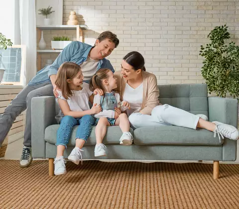 Eine Glückliche Familie bestehen aus zwei Töchtern einer Glücklichen Frau und einem sehr Glücklichen Mann 