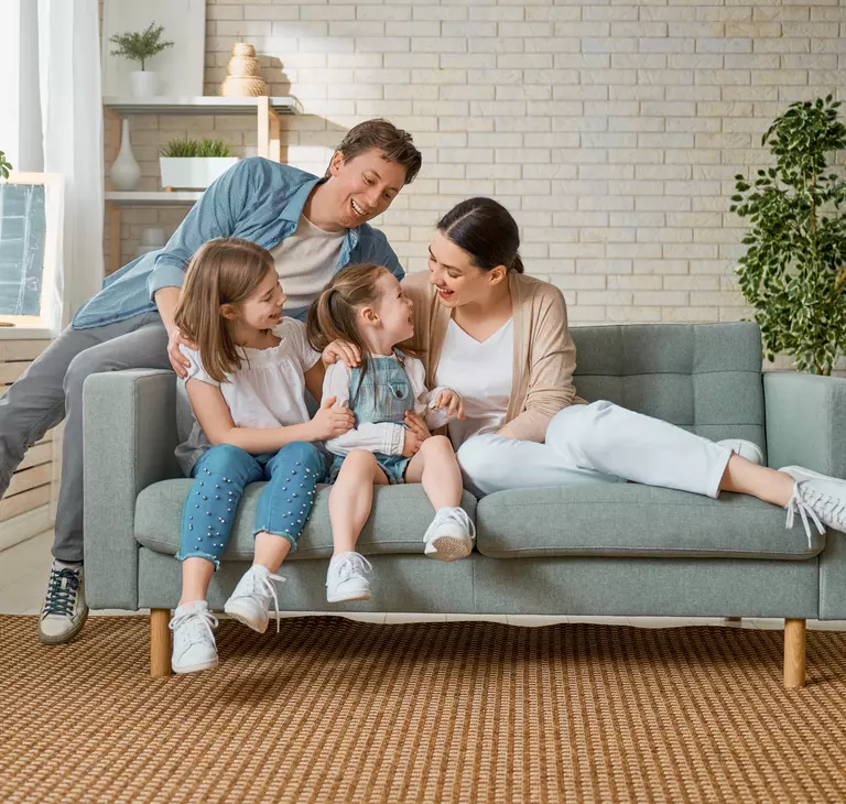 Eine Glückliche Familie bestehen aus zwei Töchtern einer Glücklichen Frau und einem sehr Glücklichen Mann 