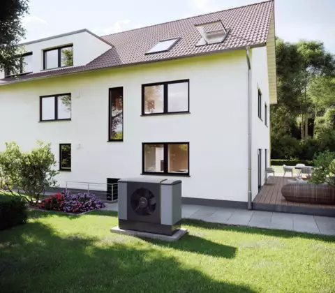 Darstellung einer Wärmepumpe die sich im Garten eines Hauses befindet 