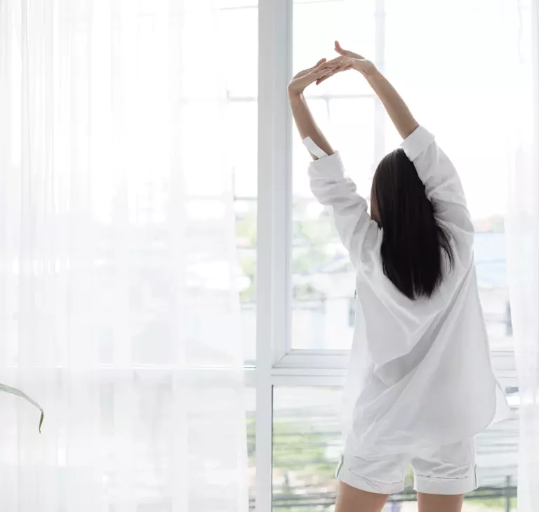 Frau streckt sich