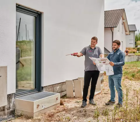 Fachhandwerker und Endkunde bei der Standortwahl