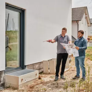 Fachhandwerker und Endkunde bei der Standortwahl