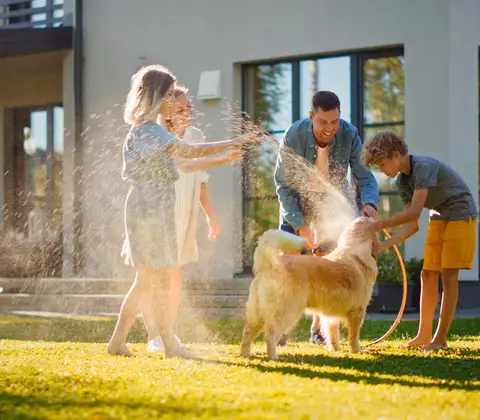 Familie scherzt im Garten