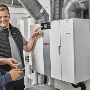 Ein Servicemitarbeiter beratet den Kunden zu einem Wolfprodukt 