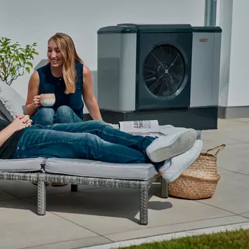 Darstellung von 2 zufriedenen Kunden die auf einer Liege liegen und sich entspannen 