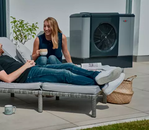 Darstellung von 2 zufriedenen Kunden die auf einer Liege liegen und sich entspannen 