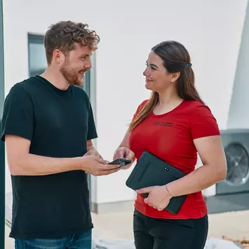 Ein Kunde der der Handwerkerin die Hand für ihrer Beratung schüttelt 
