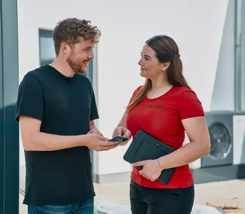 Ein Kunde der der Handwerkerin die Hand für ihrer Beratung schüttelt 