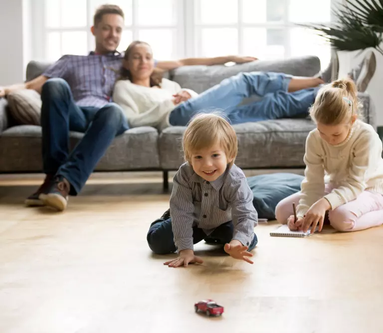Kinder auf dem Fußboden