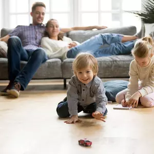 Kinder auf dem Fußboden