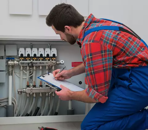 Handwerker an Heizung