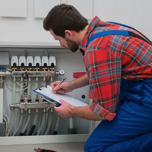 Handwerker an Heizung