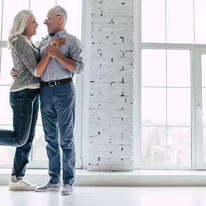 älteres Pärchen daheim