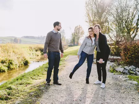 Mitarbeiter die während eines Spaziergangs lachen und Glücklich sind 