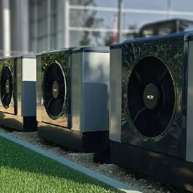 Bild wo man die WOLF Wärmepumpen nebeneinander stehen sieht 