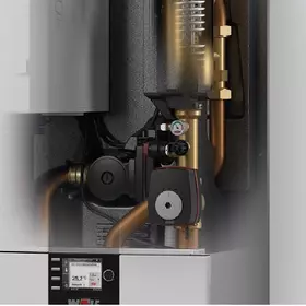 Geöffnete Inneneinheit mit technischen Details der CHA Monoblock Wärmepumpe