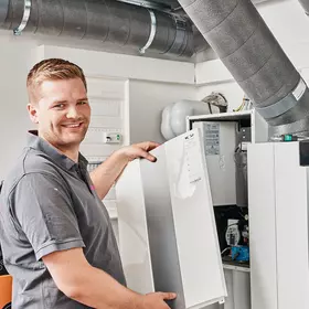 Fachhandwerker prüft RenovatAir