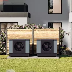 Zwei Wärmepumpen stehen nebeneinander im Garten 