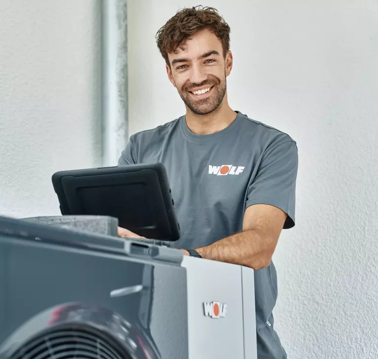 Fachhandwerker prüft CHA Monoblock