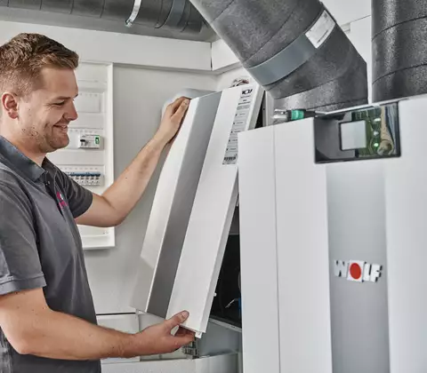 Fachhandwerker prüft Wohnraumlüftung