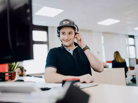 Employees WOLF Service on the phone
