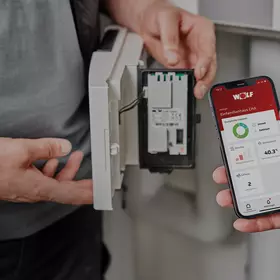 WOLF Link mit Smartset App und EEBus Logo