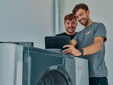 Servicetechniker an Tablet