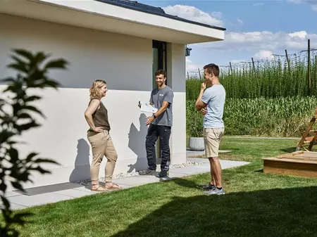 WOLF Mitarbeiter und Kunden wählen Wärmepumpenstandort im Garten