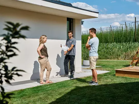 WOLF Mitarbeiter und Kunden wählen Wärmepumpenstandort  im Garten