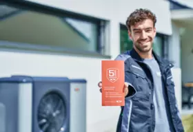 WOLF Mitarbeiter hält 5 Jahre Garantie Flyer