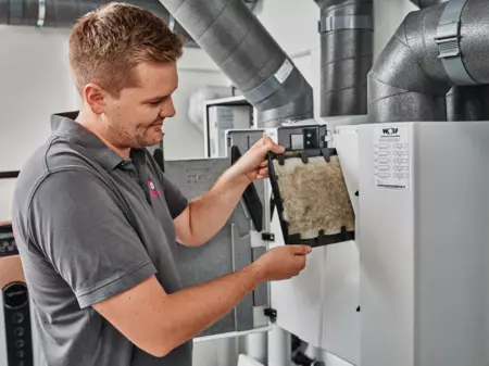 Fachhandwerker tauscht Filter in Lüftungsanlage