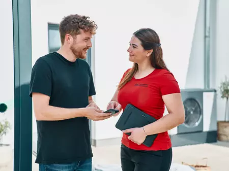 WOLF Mitarbeiter mit Kunde im Garten