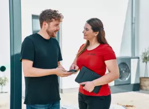 WOLF Mitarbeiter mit Kunde im Garten