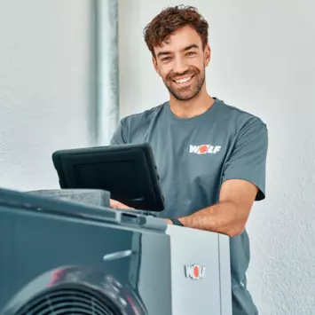 Fachhandwerker prüft CHA Monoblock