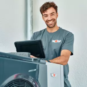 Fachhandwerker prüft CHA Monoblock