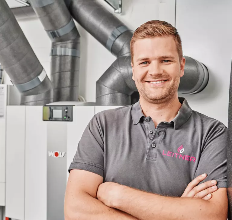 WOLF Fachpartner vor Gerät