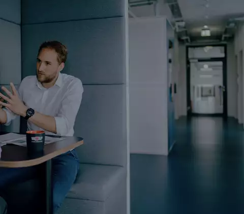 Zwei Männer in einer Gesprächssituation bei WOLF