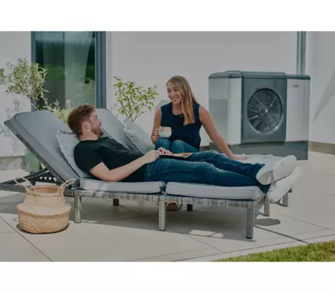 Menschen im Garten mit Wärmepumpe