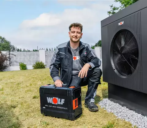WOLF Service vor CHA SE Wärmepumpe im Garten