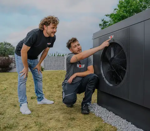 Endkunde & Service an Außeneinheit Wärmepumpe