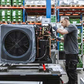 Wärmepumpe in der Montage im Werk Mainburg