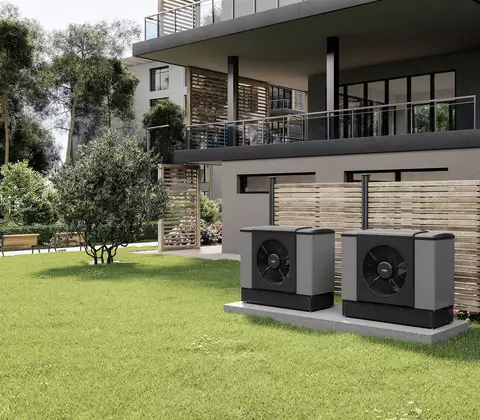 Wärmepumpenkaskade vor Mehrfamilienhaus